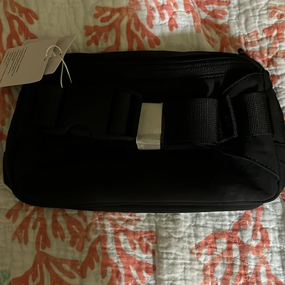 NEW! Lululemon Belt Bag Ripstop One size, Black
Found it!!! - Picture 2 of 8